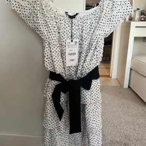 Klänning från zara - Säljer denna väldigt fina klänningen från zara, köpte den förra sommaren och har aldrig andvänt därav säljer jag den💓 