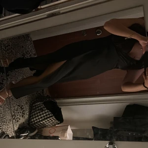 Klänning  - Klänning från Zara. Använd 2 gånger Storlek S. 🖤