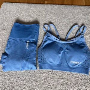 Gymshark set  - Fint sett i storlek xs. Använt men i gott skick! 200kr för både tights och topp!