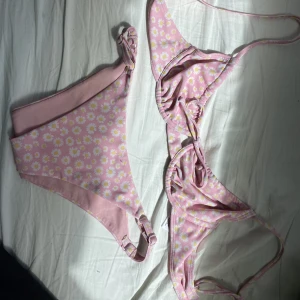Bikini - Såå söt bikini med blommor!  Kom gärna med prisförslag!