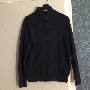 Tommy Hilfiger zipper  - Bra skick Mörkblå