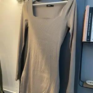 Säljer denna såå fina klänningen från BikBok. Aldrig använd då den är för stor för mig, prislappen bortklippt💕 Köparen står för frakt (54kr spårbart med Postnord!)