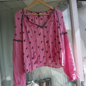 Ljusrosa tröja - Rosa tröja från decided hm, stolek38  Jätte fin men för liten för mig 