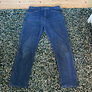 Wrangler jeans - Wrangler jeans köpta för dryga året sedan. Säljer dem för att jag växt ut ur dem och de är straight jeans