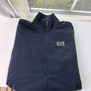 En slät och mycket bekväm Sweatshirt från EA7. I princip nyskick utan några skråmor. Priset är diskuterbart, skicka dm om minsta lilla fundering eller vid intresse.