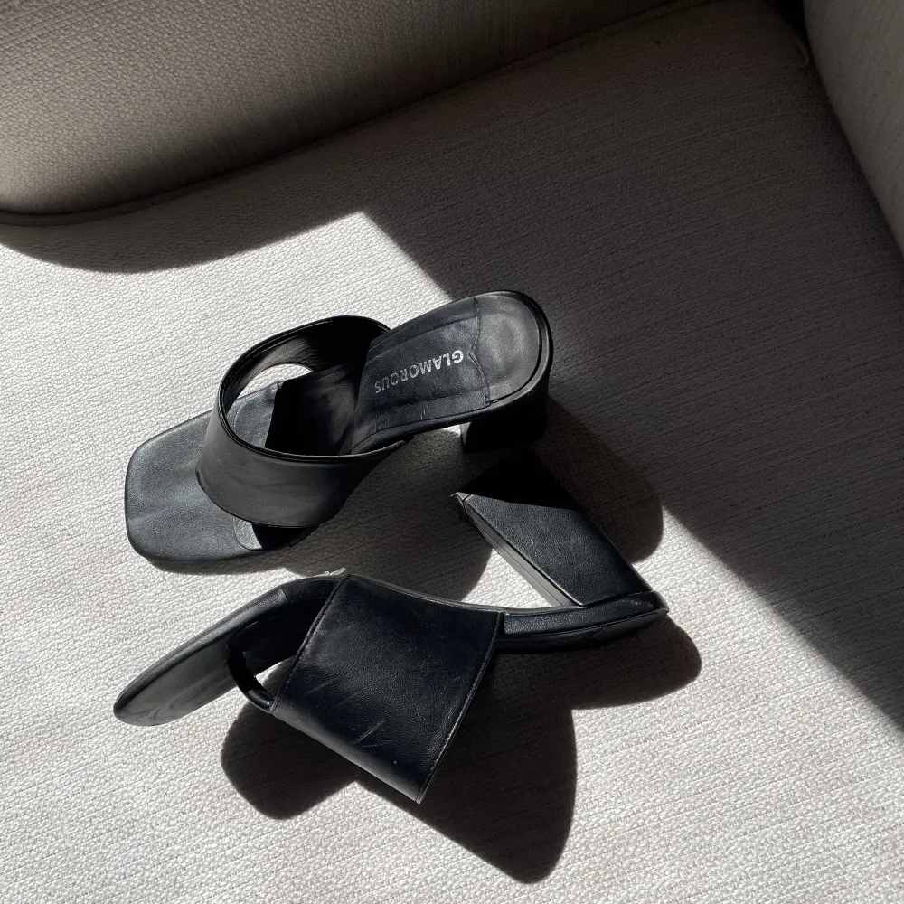 Fina sandaletter som är använda vid två tillfällen, så de är i gott skick men tecken på användning finns🌷. Skor.