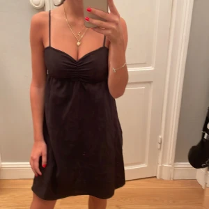 Klänning - Jättefin svart klänning som är i bra skick😍