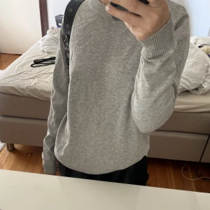 Stickad tröja - Säljer den eftersom den aldrig kommer till använding😊