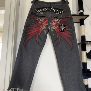 feta byxor  - köparen står för frakten:) byxorna saknar en knapp vid gylfen men funkar bra ändå!!