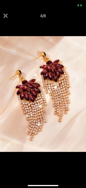 Glänsande Örhängen  - Säljer Jätte fina glänsande örhängen!! Väldigt festliga och vackra😍