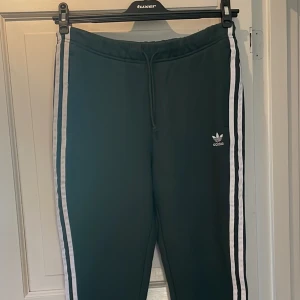 Adidas mjukisbyxor  - Adidas mjukisbyxor i grön härlig färg. Helt nya i storlek 34, XS. Säljer för 80 kr 