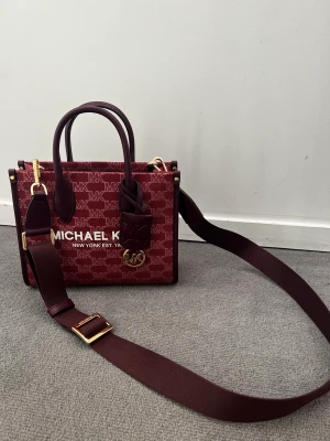 Michel Kors väska  - Micheal Kors Väska som säljs till en bråkdel av original priset. Väskan är sprillans ny, prislappen sitter fortfarande kvar. (givetvis äkta, all försäljning av kopior skall anmälas då det är direkt olagligt) Svarar gärna på frågor!
