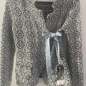 Odd molly kofta - Söt mörkblå mönstrad kofta från Odd molly i väldigt bra skick. Har ett tryck på vänster arm.💙nypris på deras koftor brukar ligga på ca 2000kr. Storlek 0, som en S skulle jag tro