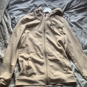 Nike zip hoodie - Fin Nike zip hoodie i nästan nyskick! 