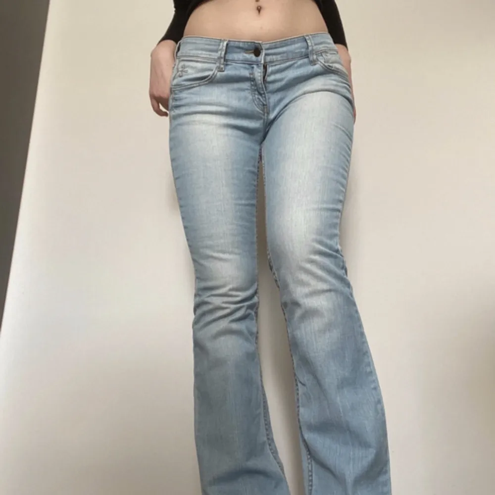 lågmidjade ESPRIT jeans som har vart använda 1 gång. 🩷jeansen har inga defekter och är i bra skick. det står 30/32 i jeansen men passar som en S/M. frakten är inklusive i priset.. Jeans & Byxor.