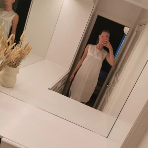 J.Lindeberg klänning - J.Lindeberg vit silkesklänning.  Superfin med skärp också! Kan skicka fler bilder😊  Oanvänd med lappar!