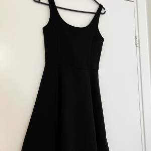 Vanlig svart klänning från h&m Ribbat tyg