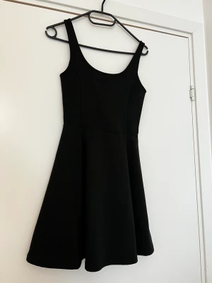 Svart klänning - Vanlig svart klänning från h&m Ribbat tyg