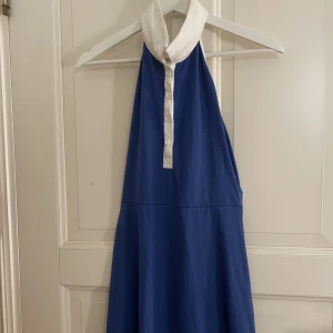 Sommarklänning  - Sommarklänning i färgen vit och blå och storlek L