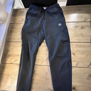 Nike tech fleece byxor - De är svarta mjuk byxor av Nike även kallad Nike tech