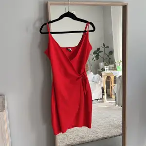 Röd klänning från hm i stretchigt material, så den sitter snyggt figurnära på kroppen. Fint skick och inga anmärkningar. Märkt storlek 38 men passar mig som brukar ha storlek m/l. 