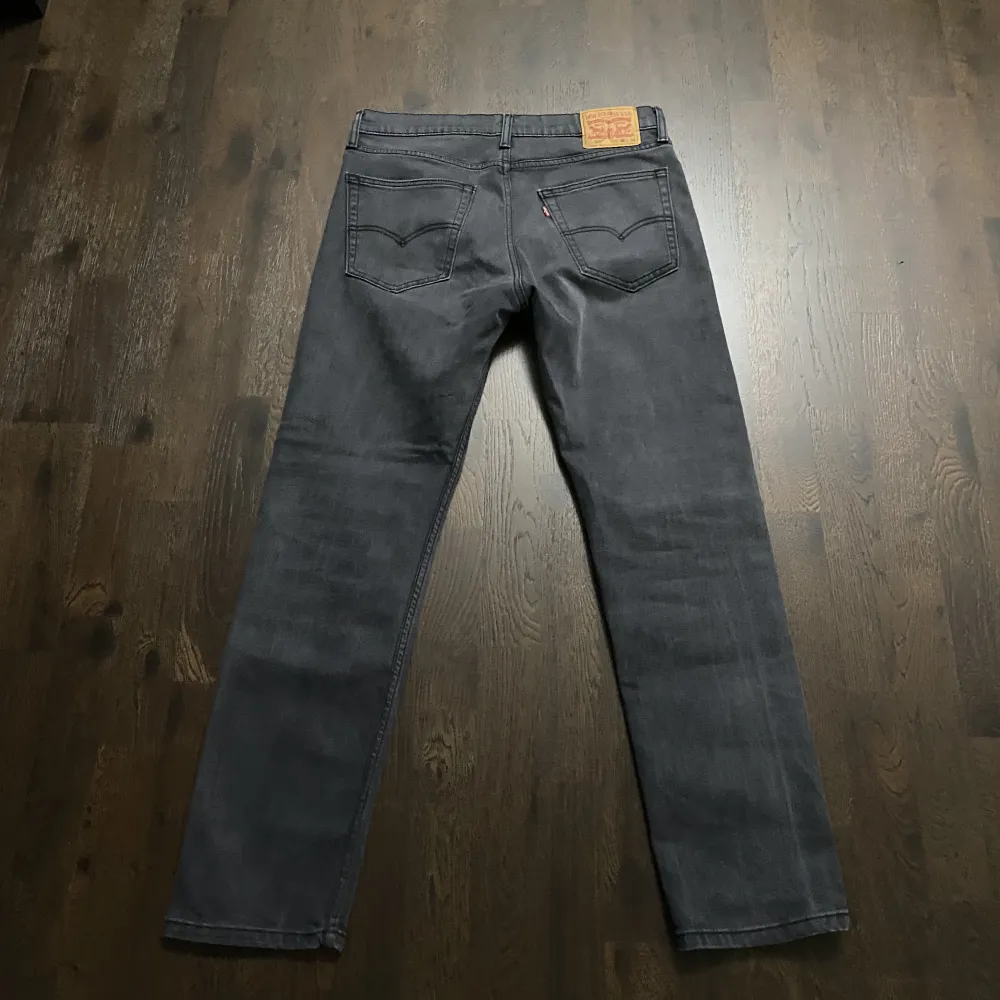 Mörkgråa i storlek 36/32 sitter dock som 34/32 enligt mig. Säljer då dom inte passar eller är min stil. Köpta i affär.. Jeans & Byxor.