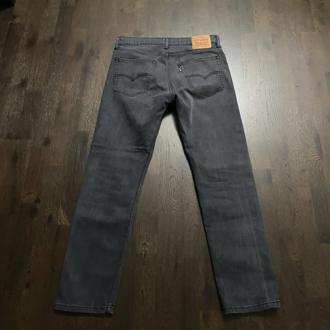 Mörkgråa levi’s jeans