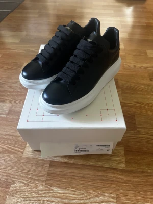 Alexander McQueen skor - Säljer ett par Alexander McQueen skor i storlek 40, då jag insåg fort att dom är för stora, använt en gång så dom är som nya de finns Inge märke eller smuts  på dom.  Kan skickas eller mötas upp runt Sandviken/Gävle 