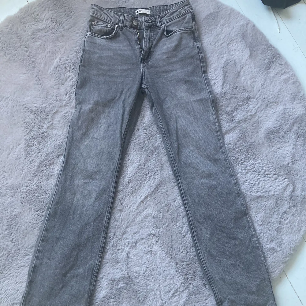 Jätte fina jeans från Gina inte jätte använda💗 säljs för det inte är min stil, lågmidjade. Jeans & Byxor.