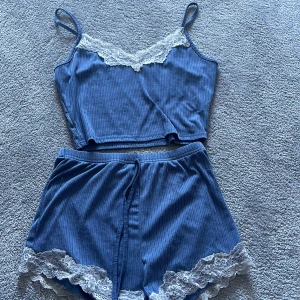 Pyjamas set - Jag säljer mitt sköna  pyjamas sätt som tyvärr inte kommer till användning längre. Både shorts och linne är i storlek small. Färgen är blå/lila.