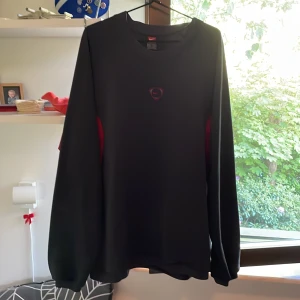 Vintage Nike träningscrewneck - Oanvänd av mig, köpt vintage. Säljes då den är för stor. Mycket bra skick inga tecken på slitage. Den är även ganska lång i storleken vilket nog framgår i bilden.