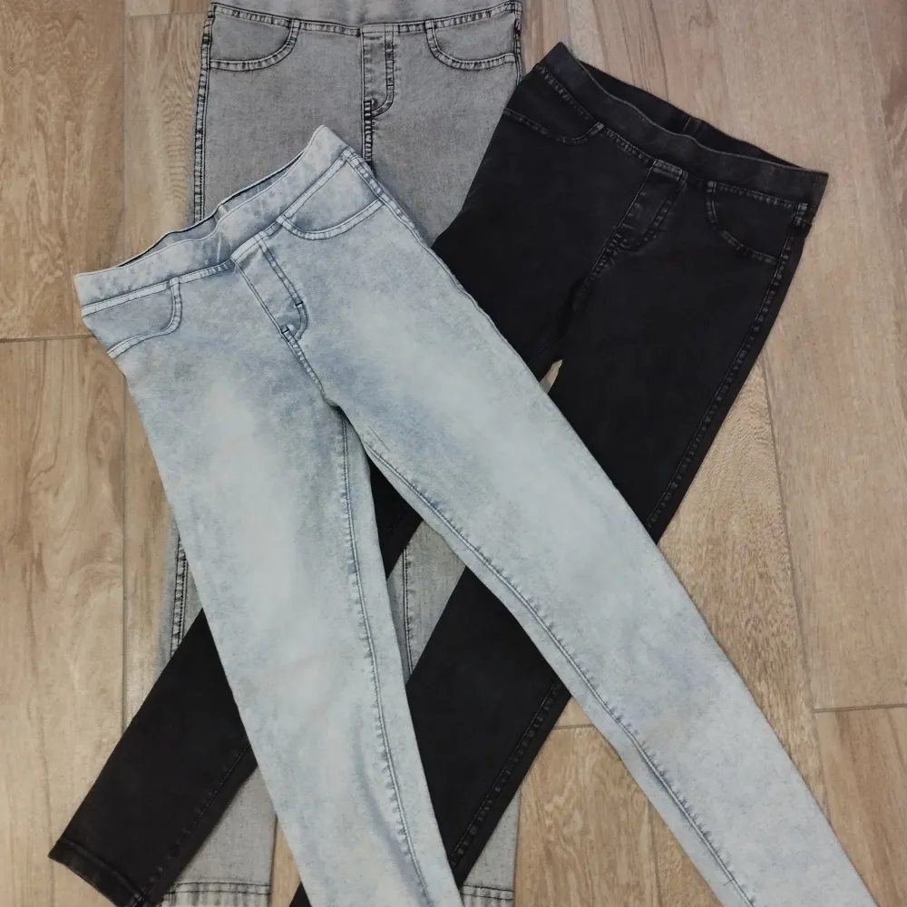3 Pack Skinny Jeans/Thights med ljusblå, grå och svarta byxor till barn. Storlek: 140 9-10yr old.  Använda men ser nya ut/är i bra skick. . Jeans & Byxor.