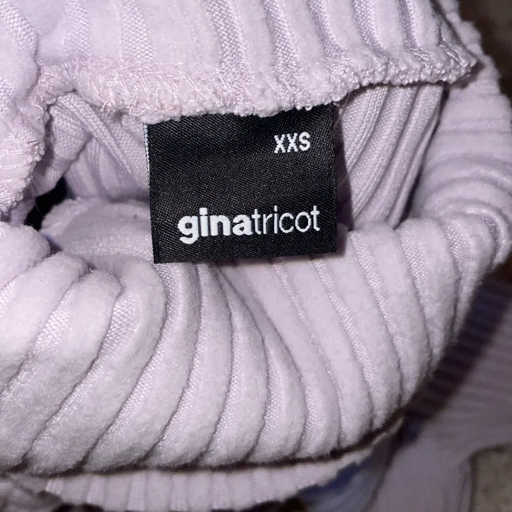 Säljer en SJUKT skön tröja från ginatricot, materialet är obeskrivligt. Använd ca 3 gånger. Storlek xxs.. Tröjor & Koftor.