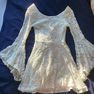 Student/skolavslutningsklänning - Vit spetsklänning med många volang ärmar. Använt skick men fortfarande väldigt fin. Skriv privat för andra frågor 😊 Garanterar snabb leverans!