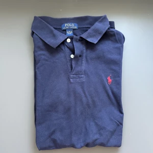 Ralph Lauren Piké  - Piké som är använd men i bra skick ändå! Skriv till mig om du har frågor eller om fler bilder önskas så fixar jag!🫶