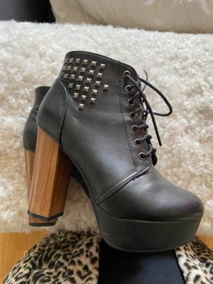 Vox Shoes  - Använda 1-3 gånger inomhus storlek 37 sitter bra på mig som har 36 så lite mindre i stolek  Klacken är 10 cm  Kan skickas, köparen står för fraktkostnaden 