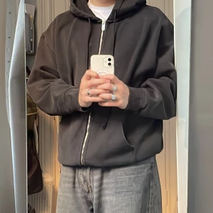 Brandy Melville - Intressekontroll på min Brandy Melville zipper. Storlek L men går att vika upp så den sitter som en oversized M. Nypris 450, skick 10/10