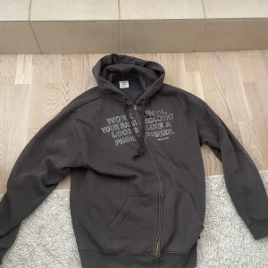 One of one zip hoodie  - Säljer min one of one zip hoodie för att den inte kommer till användning. Skick 8,5/10