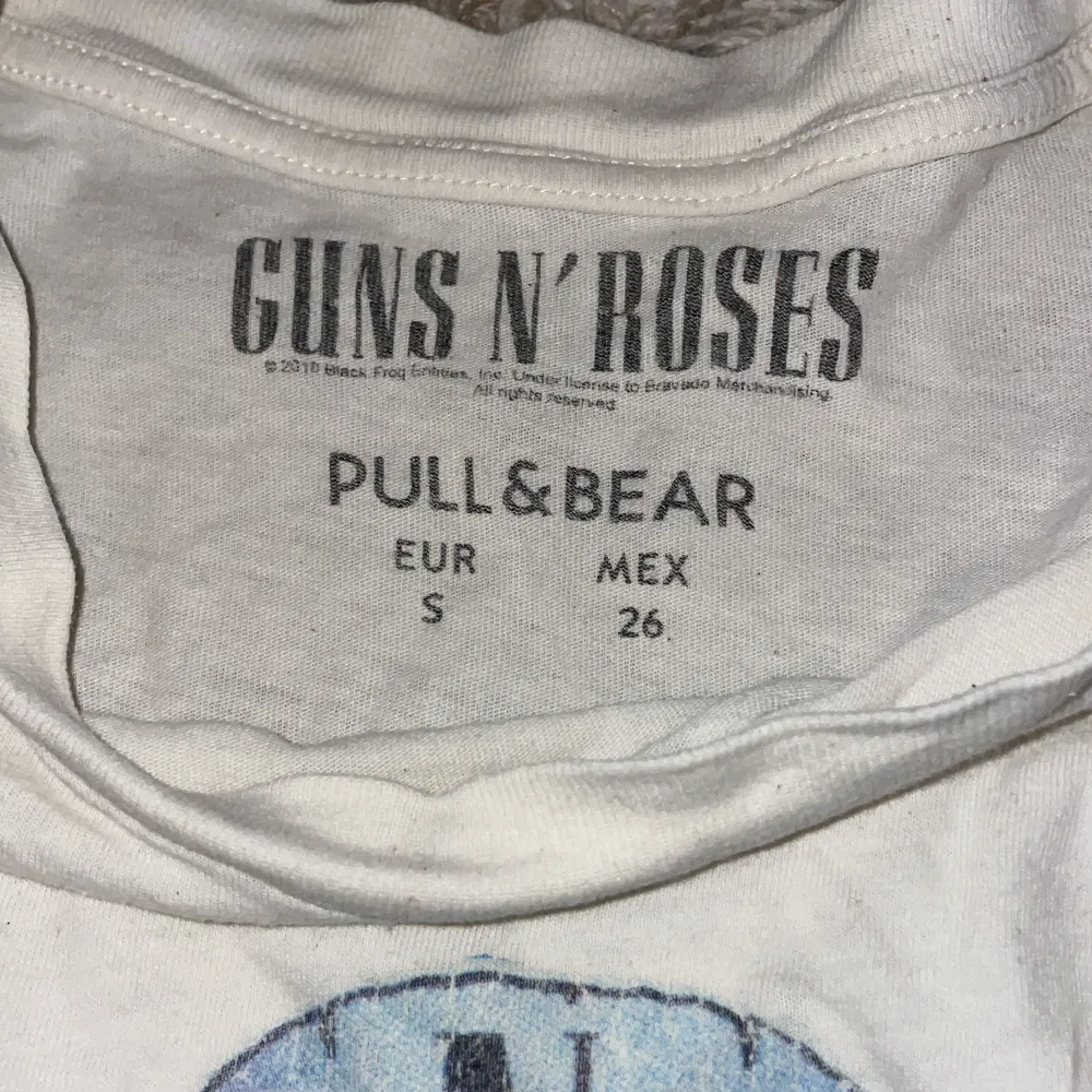 Säljer en t-shirt från pull & bear i storlek S.. T-shirts.