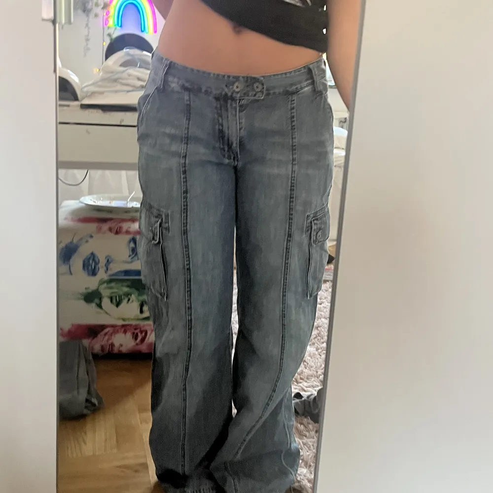 jätte snygga cargo jeans som inte kommer till användning. Dom e långa på mig som är 1,55 ungefär och lite slitna längst ner men skriv dm för fler bilder💕 skulle tro att midjemåttet är ungefär 80. Tryck inte på köp nu skriv i dm helst. Jeans & Byxor.