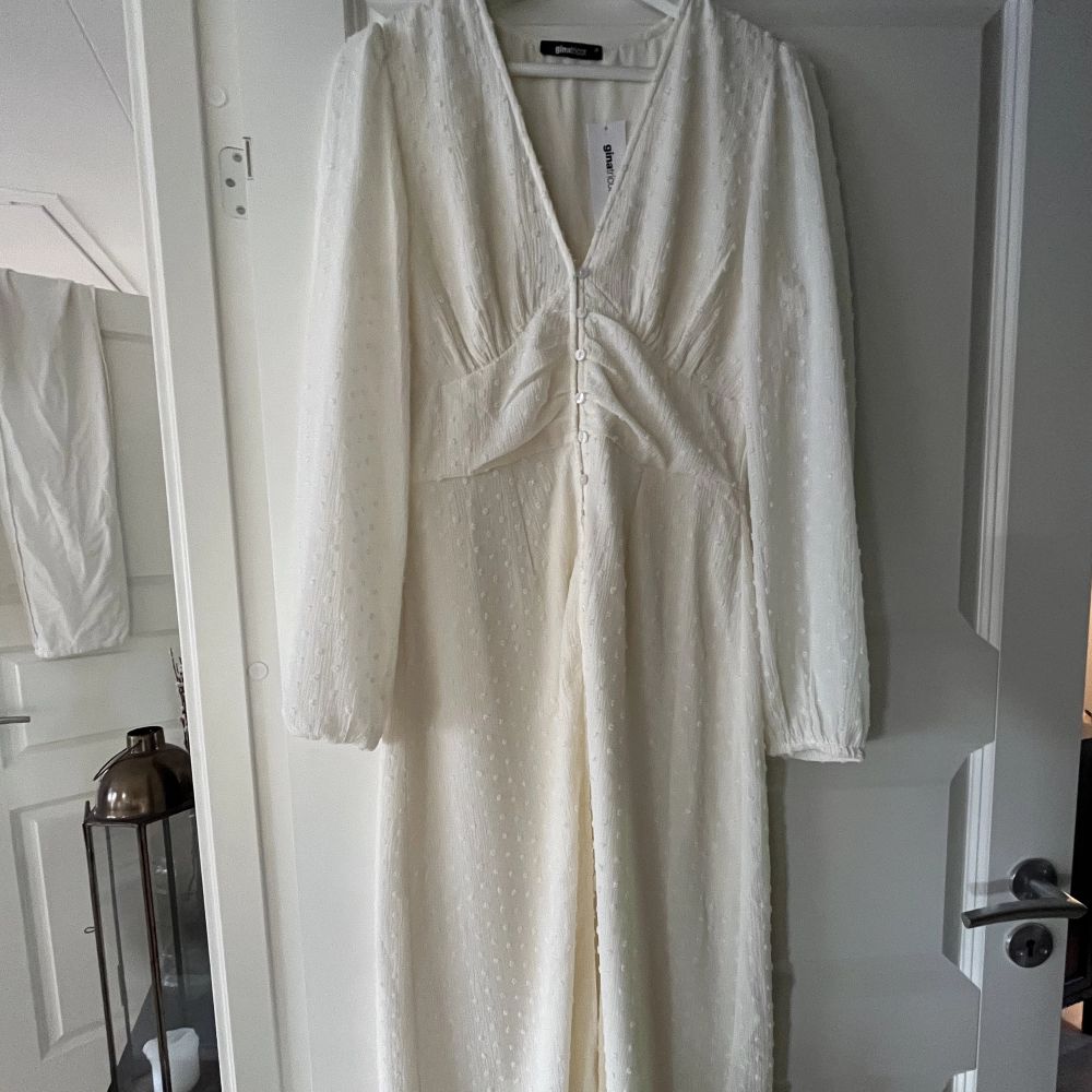 Superfin klänning från gina tricot, perfekt examensklänning eller midsommarklänning, helt ny med lappar kvar. . Klänningar.