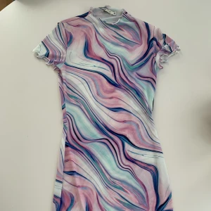 Mini print dress - Söt multifärgad klänning från Nelly. Aldrig använd. Storlek XS. Sista bilden är lånad 