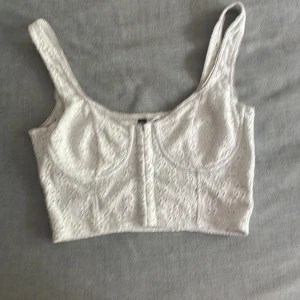 Tank top  - Vit tank top från H&m använt få tal gånger säljer för 40kr