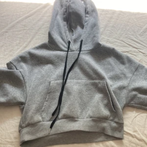 Luvtröja  - En oanvänd croppad hoodie, från shein! Relativt tunt med behagligt material.