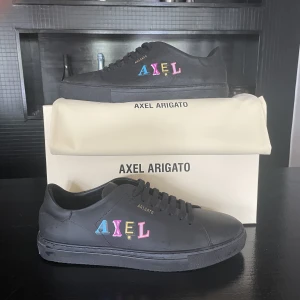 AXEL ARIGATO  - Helt nya Arigato clean 90 monogram sneakers som har används ändast en gång. Allt original medföljer.Nypris ligger på 2300, skick och utseende 10/10. Hör av dig vid flera funderingar.