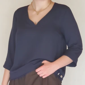 Mörblå blus - En super fin mmidnattsblå blus med en mjuk V-ringning. Har 3/4 lång knytbara ärmar (som man kan se på sista bilden) och även fina guld detaljer genom knapparna på nedre delen av tröjan och vid sidan.