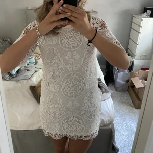 Vit klänning  - Perfekt klänning till student eller konfimation, eller bara till en fin sommardag. Säljer pga den är för kort på mig som är 177. Storlek 38 🤍