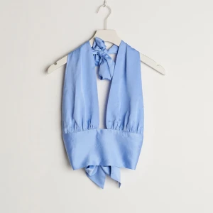 Festtopp från Gina  - En blå festtopp som endast är använd några få gånger och inga defekter! Nypris: 300 kr