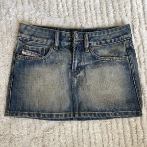 Diesel jeanskjol  - Köpt secondhand men knappen saknas tyvärr! Går säker att fixa lätt och kan skicka bild på det om någon vill💕 