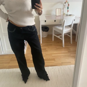 Skitsnygga jeans med detaljer - Såå så snygga mörkblå jeans med snygga detaljer på fickorna. Säljer för de blivit förstora tyvärr